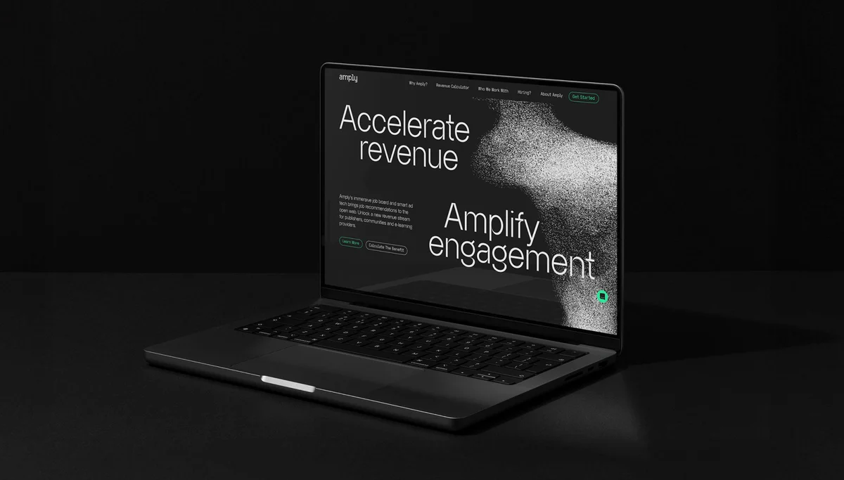 Portátil con la página de Amply «Accelerate revenue. Amplify engagement.»
