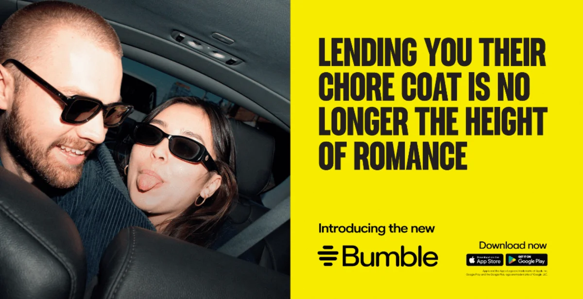 Anuncio de Bumble: «Lending you their chore coat...» con una pareja