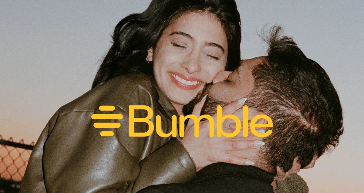 Logotipo de Bumble sobre una pareja abrazándose