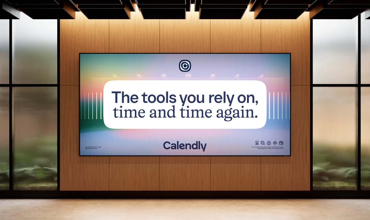 Pantalla de Calendly en una habitación con paneles de madera: «The tools you rely on, time and time again.»