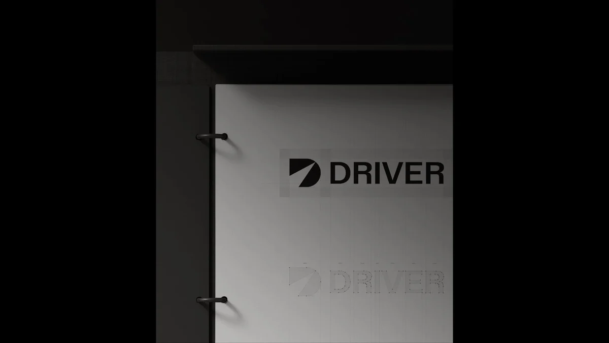 Logotipo de Driver en relieve sobre una puerta metálica oscura