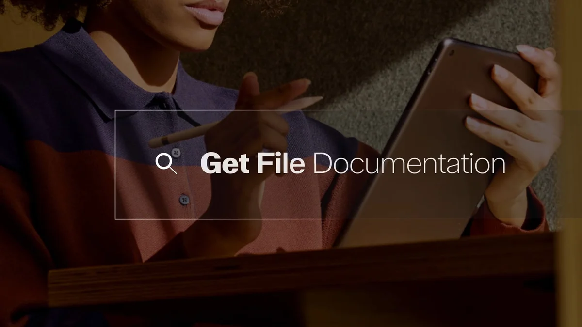 Persona trabajando en una tableta bajo una superposición «Get File Documentation»