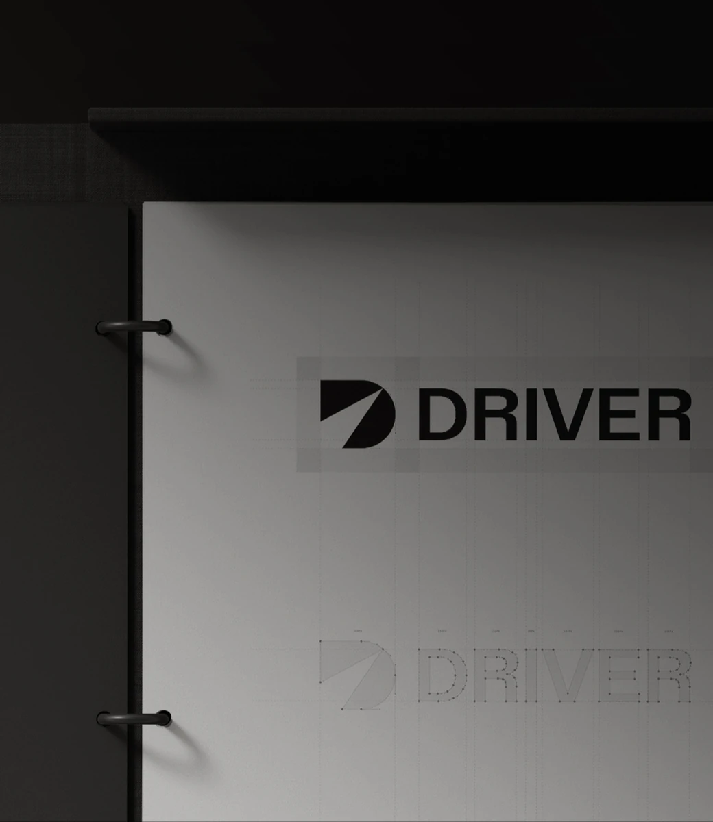 Logotipo de Driver en una puerta metálica oscura
