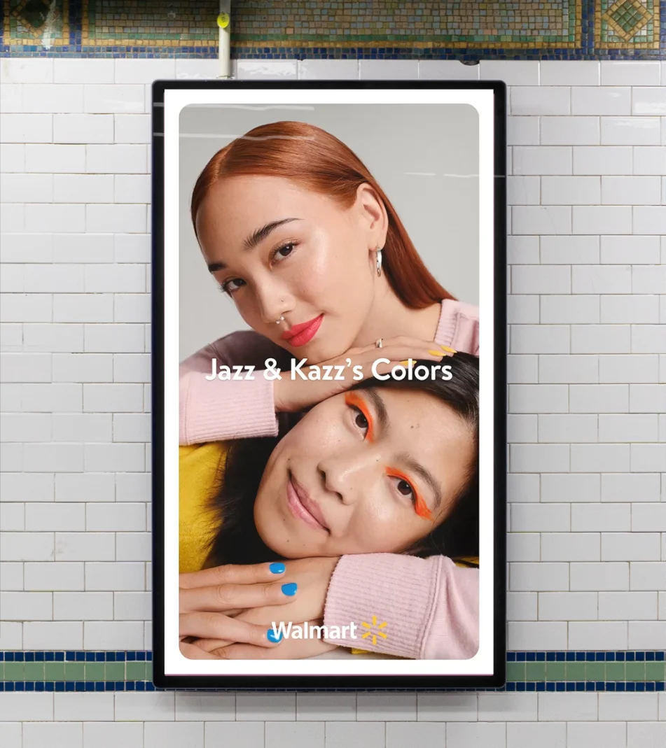Póster enmarcado de Etsy que muestra a dos mujeres jóvenes sonrientes