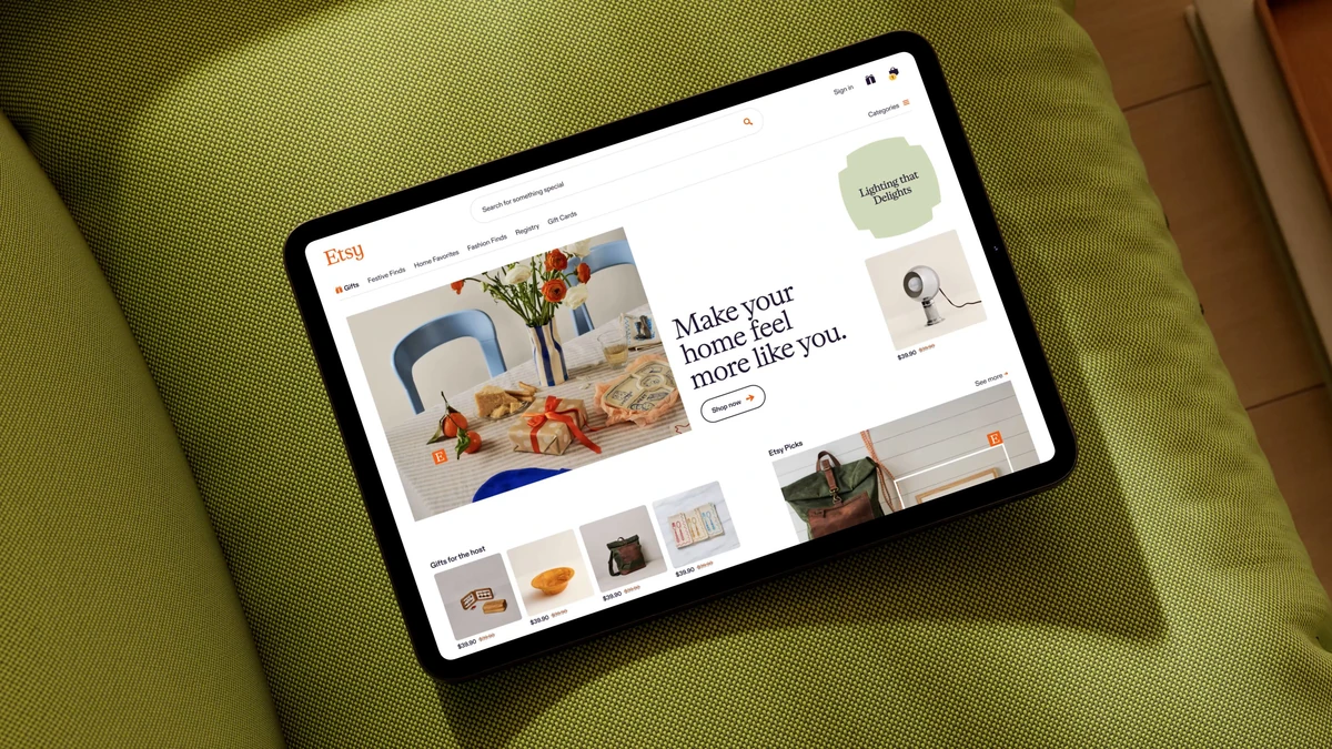Tablet mostrando el sitio web de Etsy sobre un cojín verde