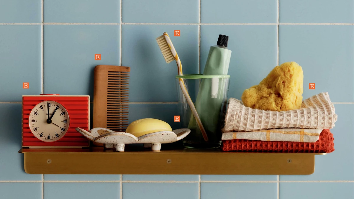Estantería de artículos hechos a mano contra azulejos azules, fotografía de Etsy