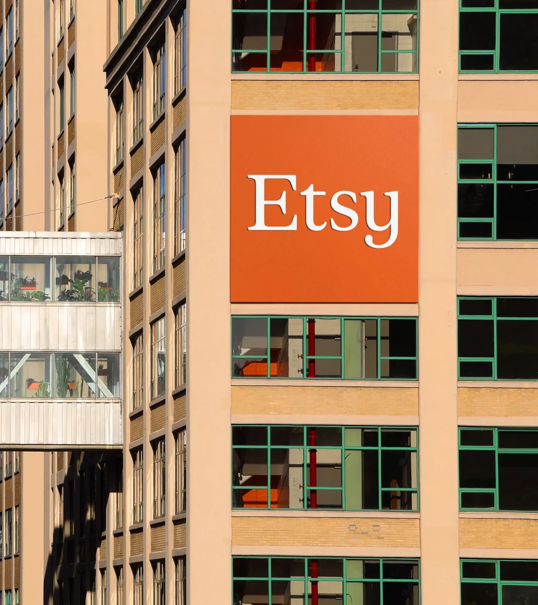 Banner de Etsy colgando de la fachada de un edificio