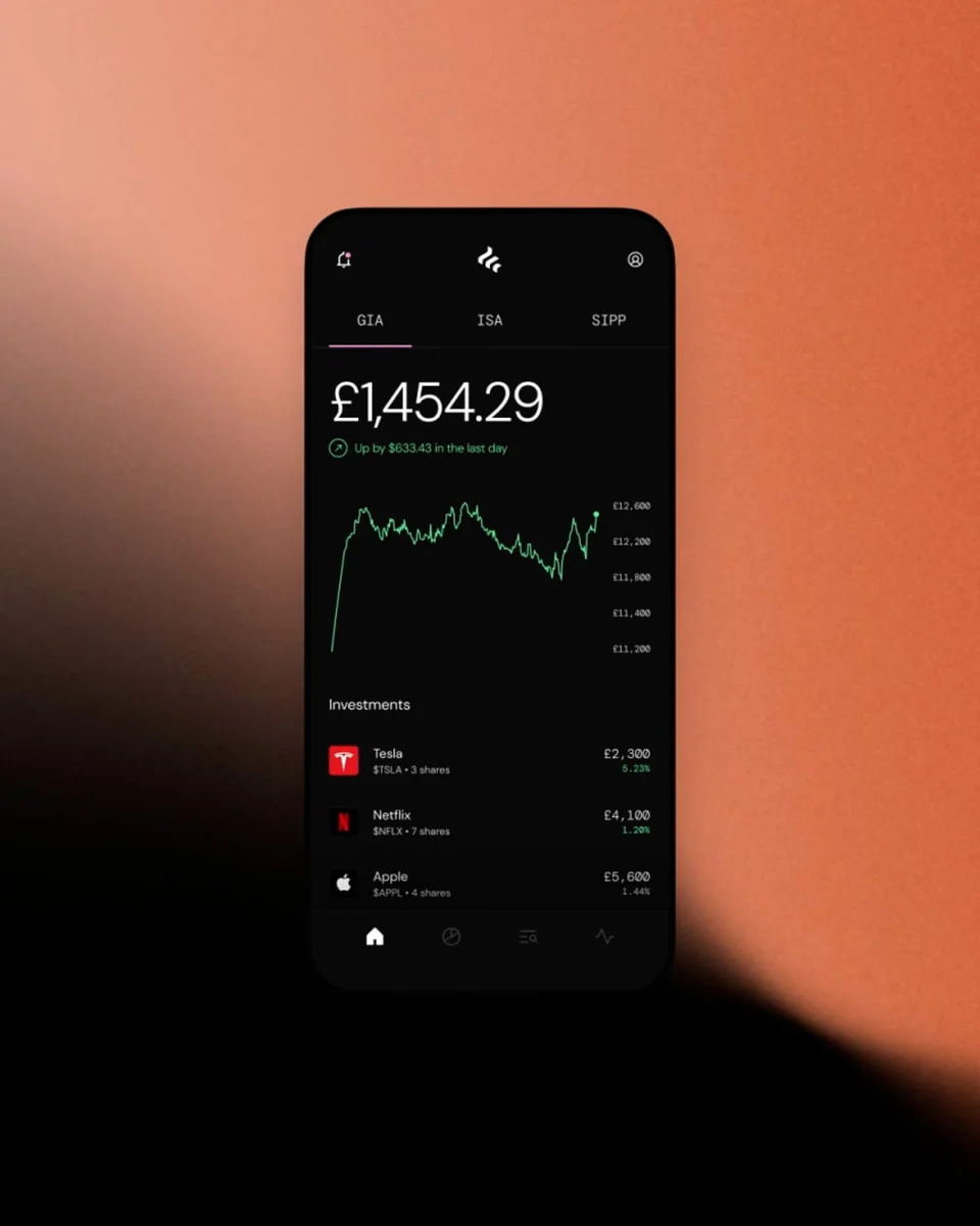 Teléfono con la app de Freetrade sobre un degradado naranja
