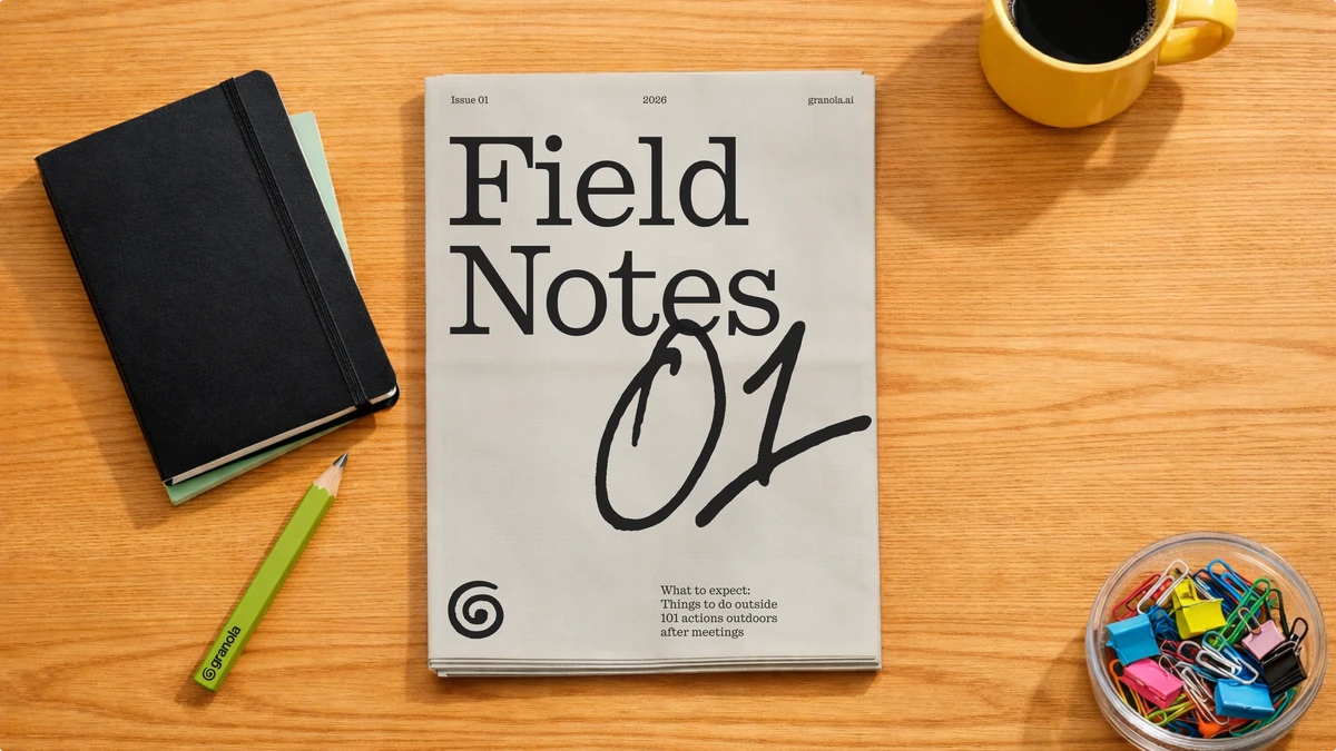 Cuaderno «Field Notes» de Granola sobre un escritorio de madera