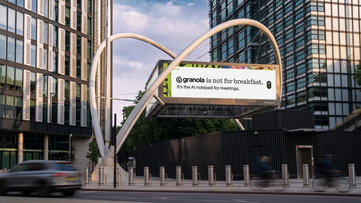 Valla publicitaria digital de Granola en una calle