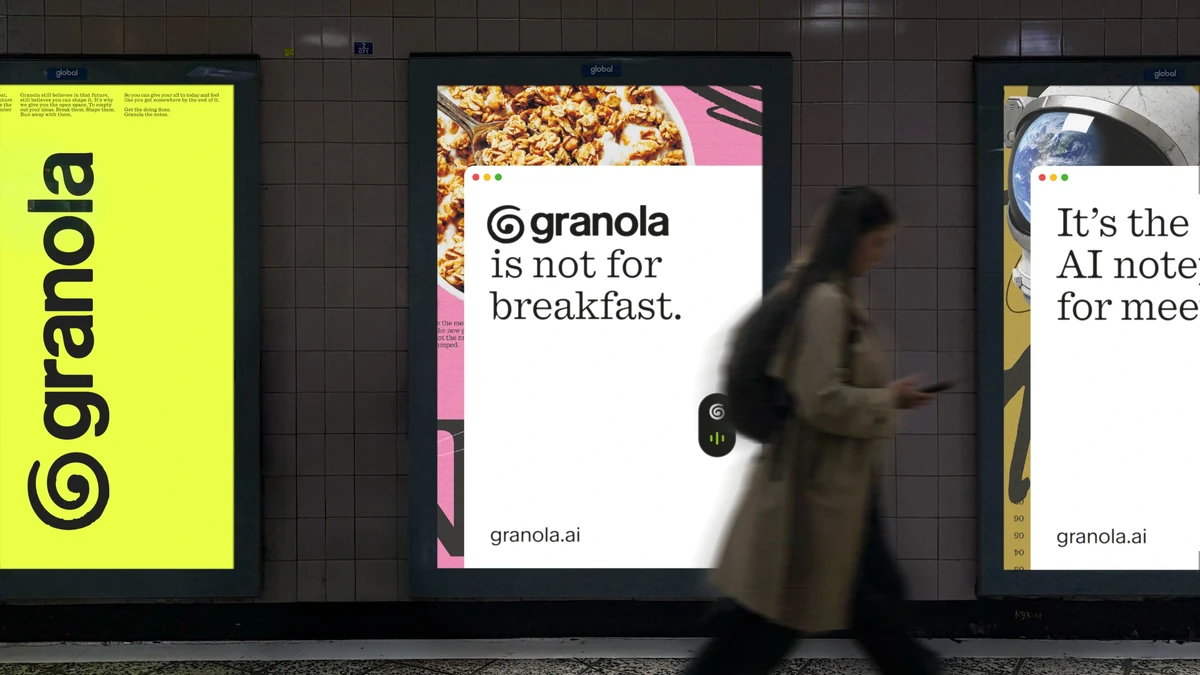 Pósteres de Granola en una estación de metro