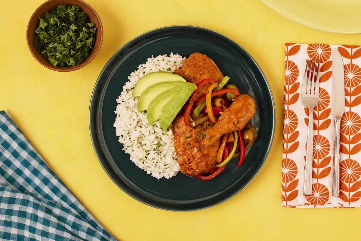 Bol de arroz sobre una mesa amarilla, fotografía de Grubhub