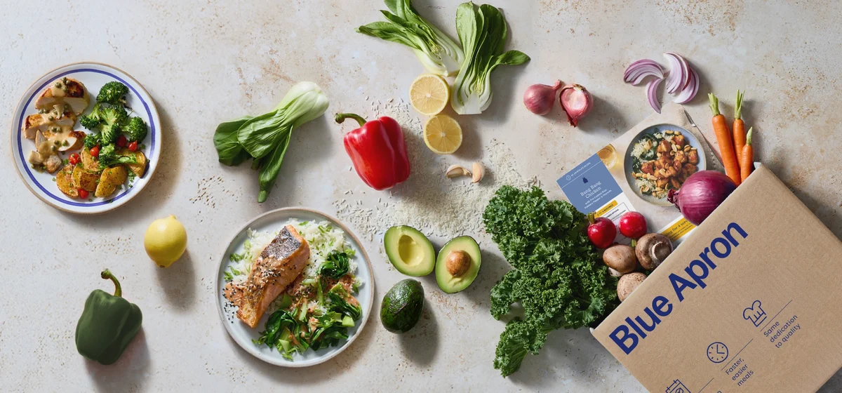 Comida fresca y una bolsa de Grubhub sobre fondo blanco