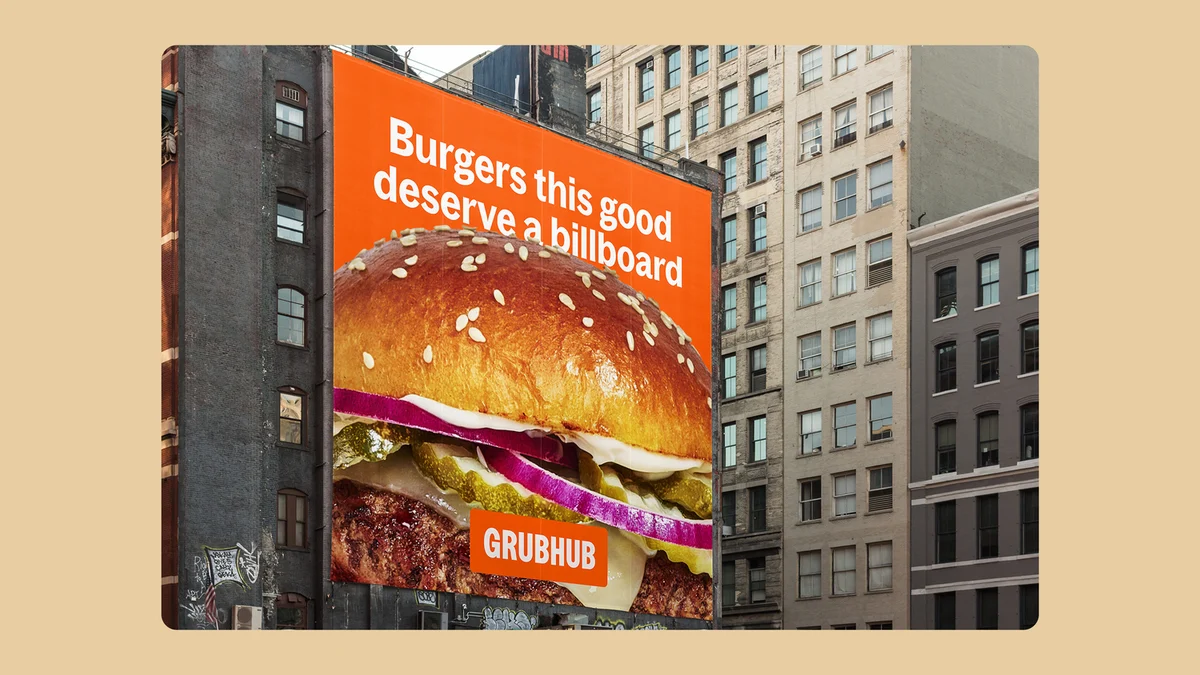 Valla publicitaria de Grubhub con una hamburguesa en un edificio de la ciudad