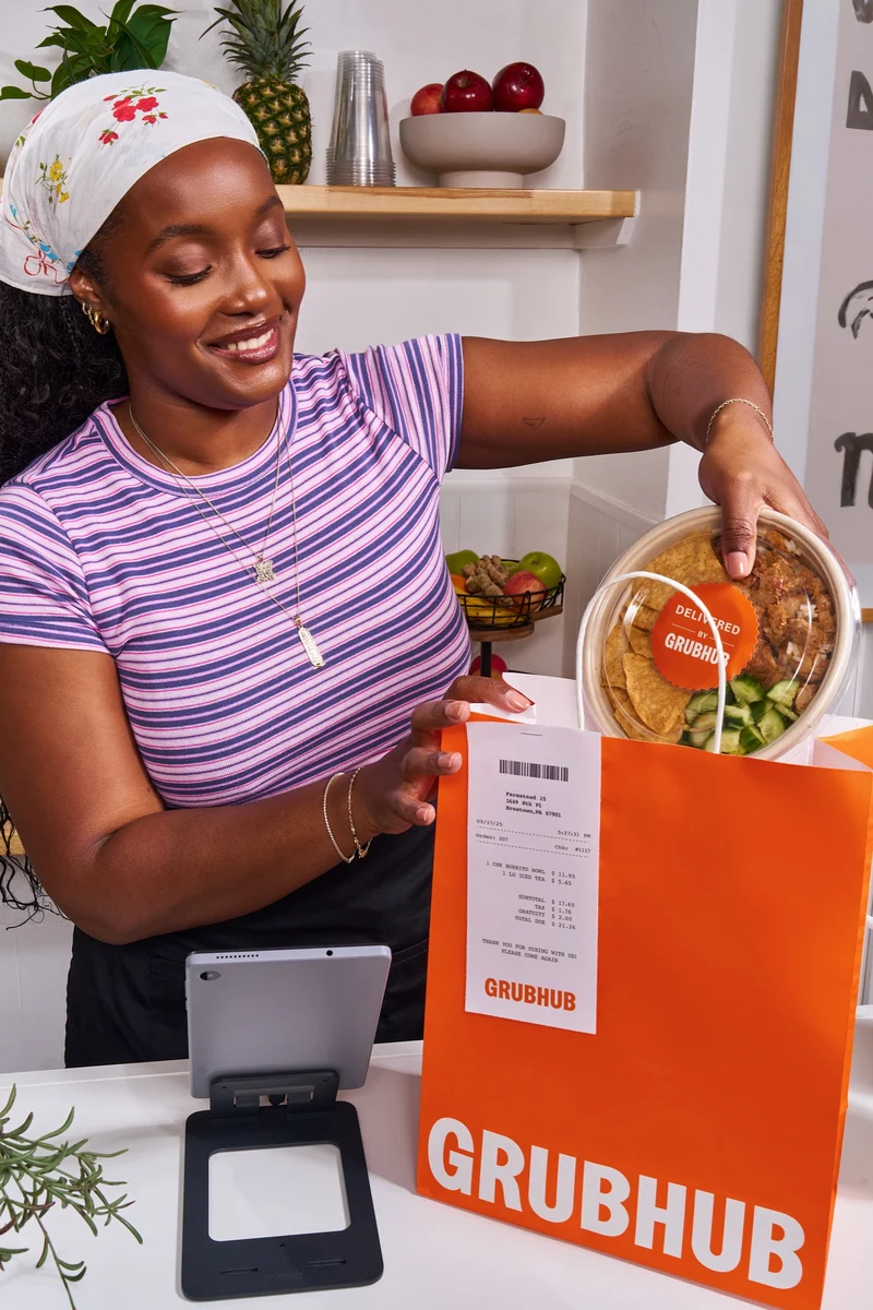Mujer sosteniendo una bolsa de Grubhub