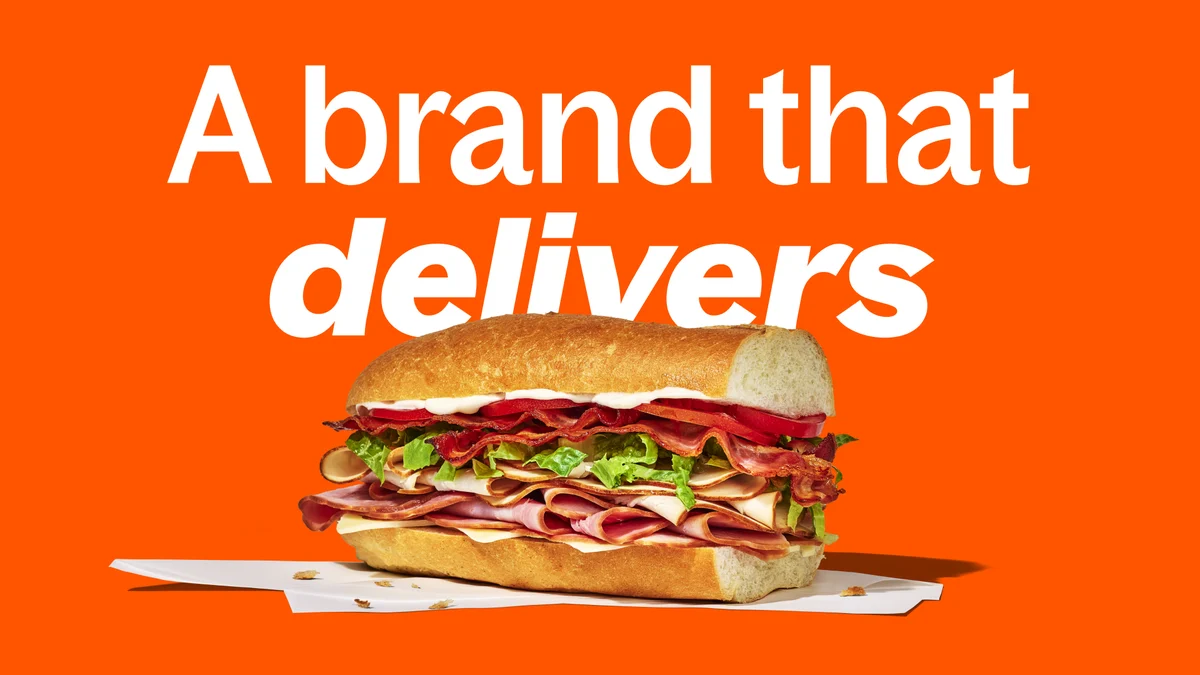 Anuncio de Grubhub: «A brand that delivers» con un sándwich
