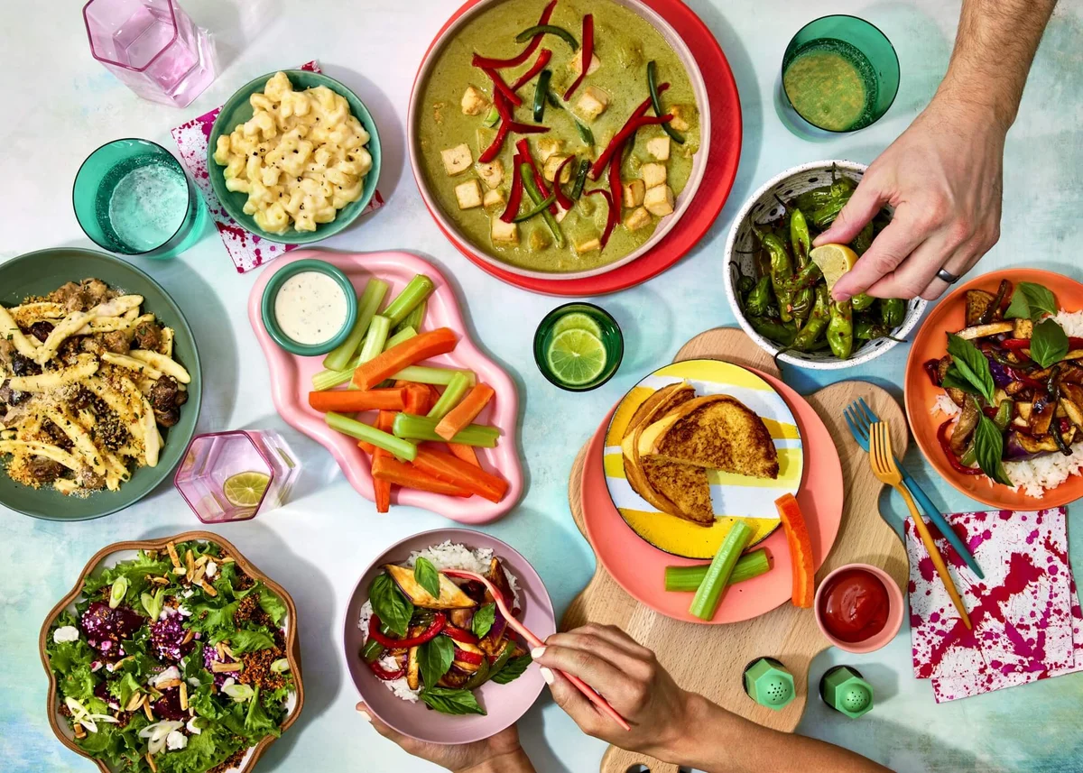 Platos dispuestos desde arriba, fotografía gastronómica de Grubhub
