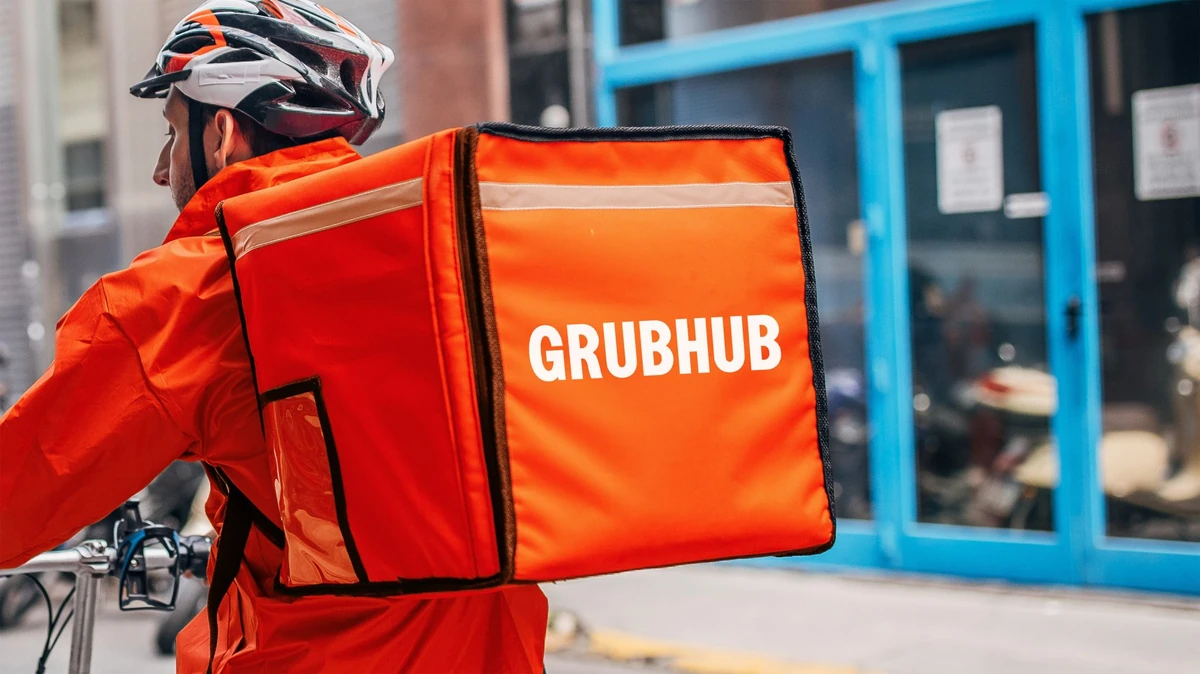 Repartidor de Grubhub con una bolsa de reparto naranja