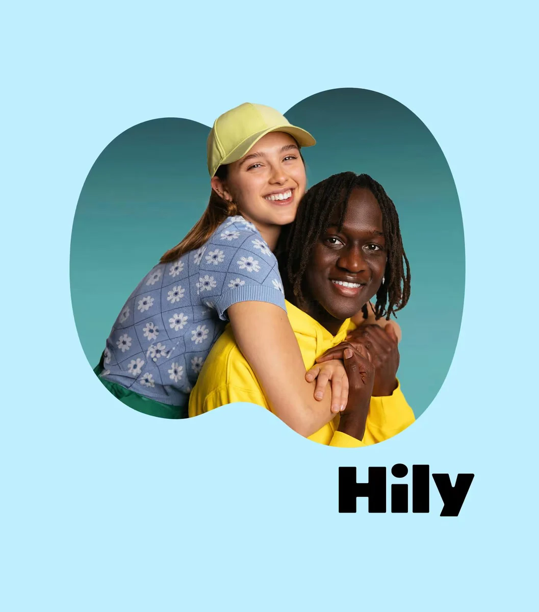 Lockup de Hily con dos amigos abrazándose sobre azul claro