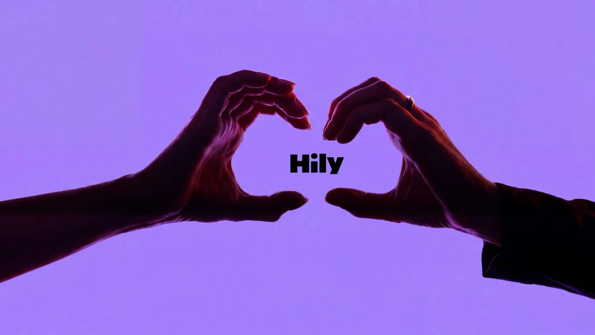 Manos que forman un corazón sobre el logotipo de Hily en morado