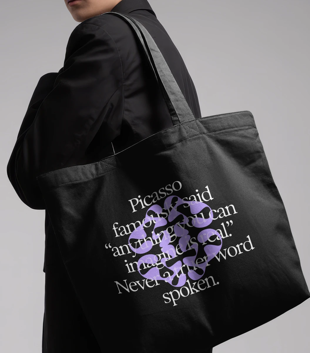 Bolsa de tela negra estampada con gráficos de Ideogram en morado