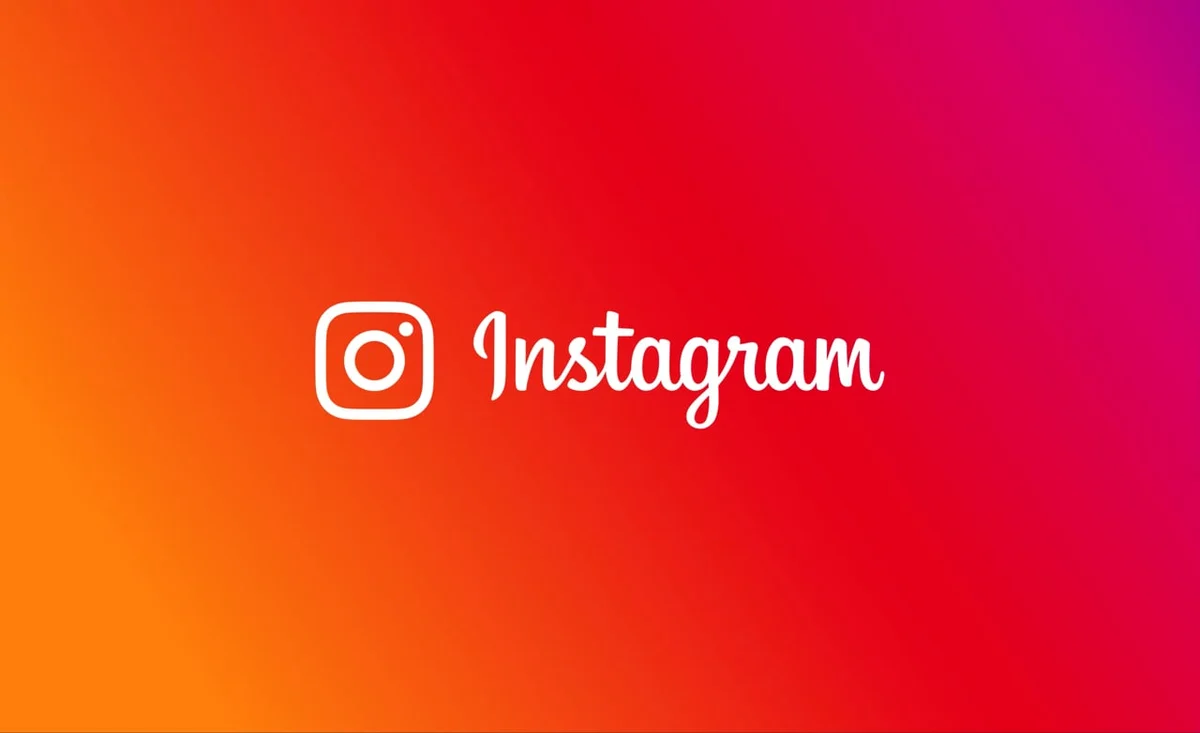 Glifo y logotipo de Instagram sobre el degradado de naranja a rosa