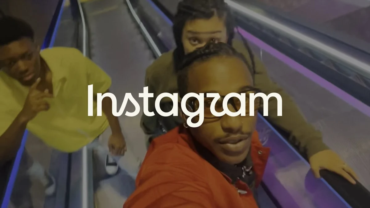 Logotipo de Instagram sobre una escena de escaleras mecánicas con desenfoque de movimiento