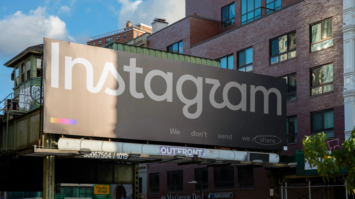 Logotipo de Instagram en una gran valla publicitaria en una azotea