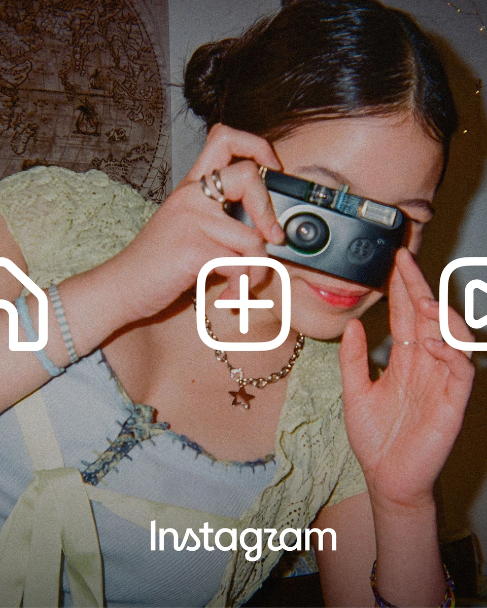 Mujer con una cámara junto a glifos y el logotipo de Instagram