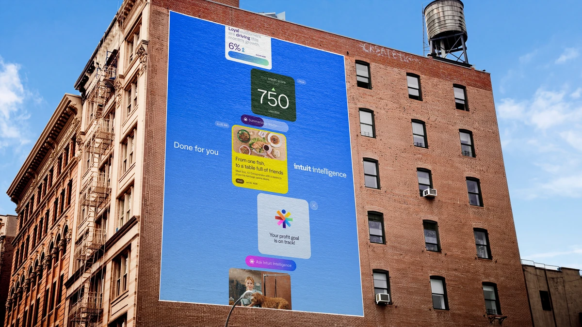 Valla publicitaria grande de Intuit en el lateral de un edificio de ladrillo