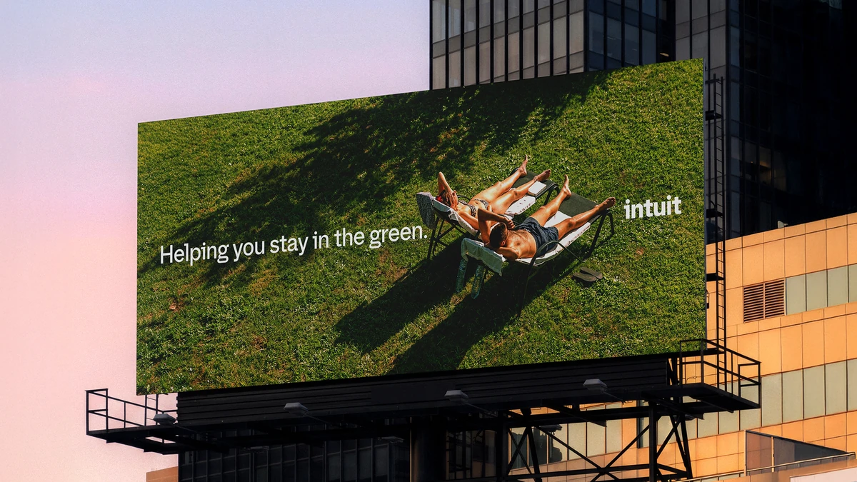 Valla publicitaria de Intuit sobre hierba: «Helping you stay in the green»