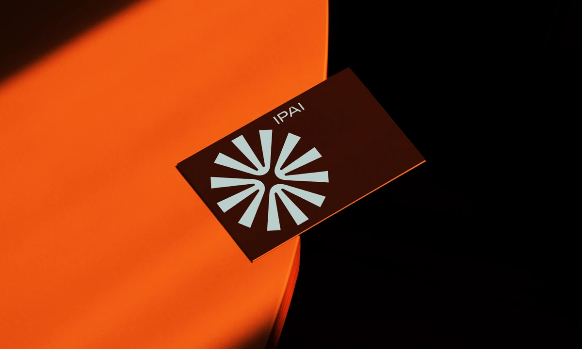 Cartel naranja de IPAI con un símbolo radiante
