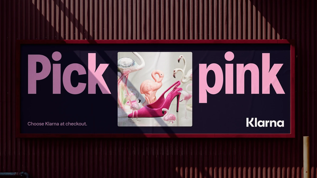 Valla publicitaria de Klarna: «Pick pink» con un zapato