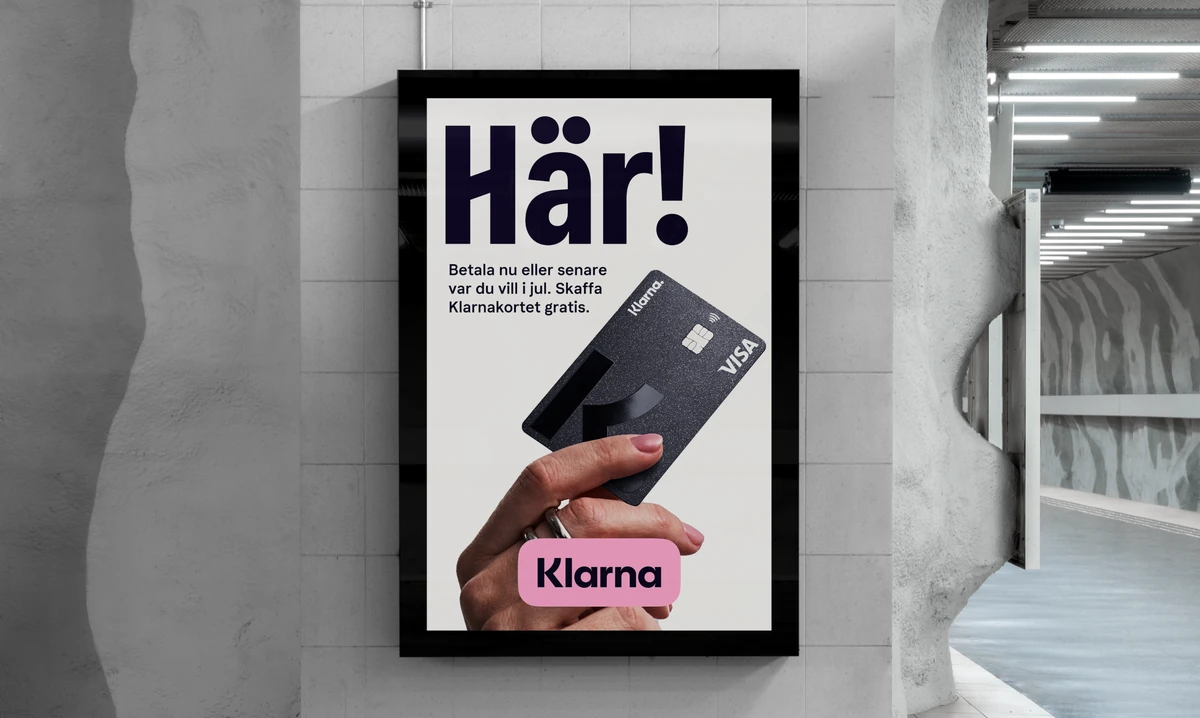 Póster de Klarna en una pared: «Här!»