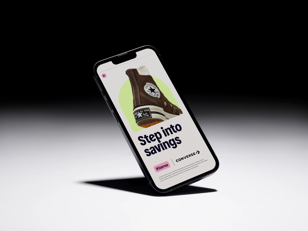 Teléfono mostrando la app de Klarna con una iluminación dramática