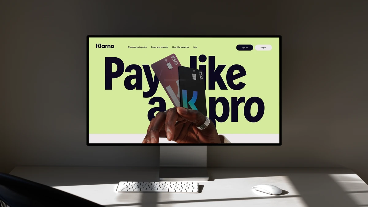 Anuncio en pantalla de Klarna: «Pay like a pro»