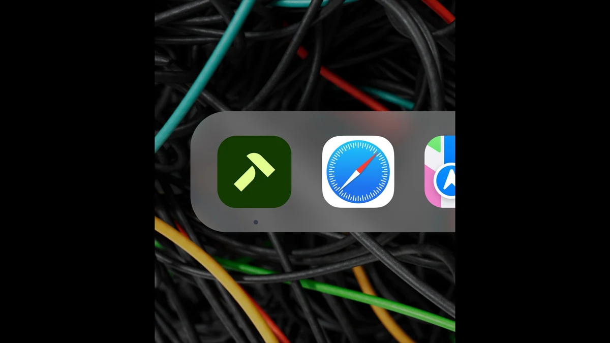 Dock de iconos de apps para desarrolladores sobre cables de colores