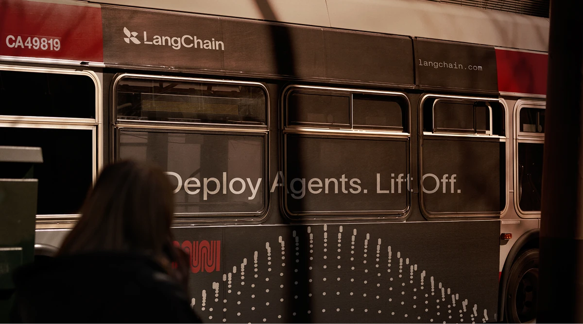 Anuncio de autobús de LangChain: «Deploy Agents. Lift Off.»