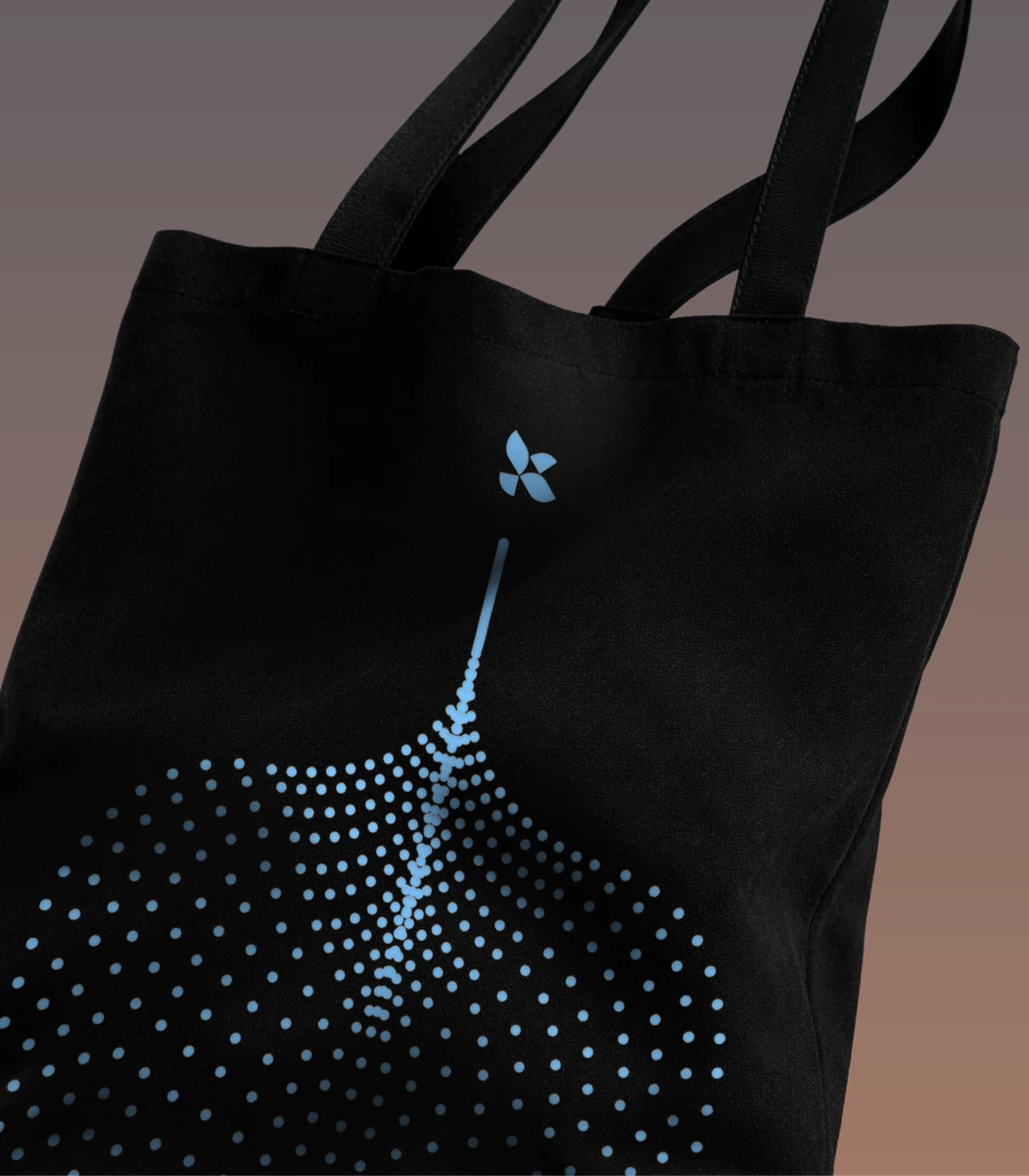 Tote bag negra de LangChain con un gráfico azul de patrón de puntos