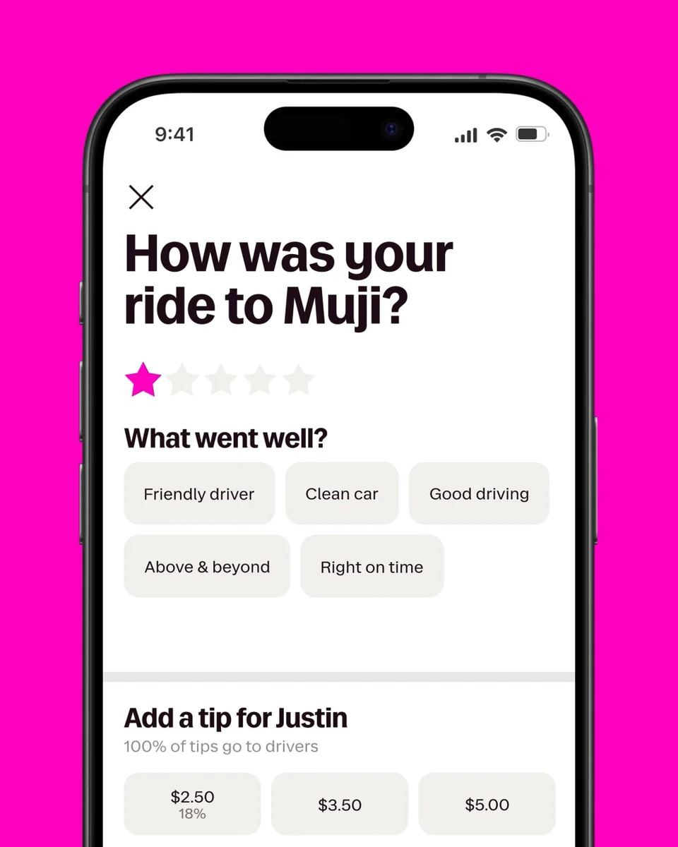 Pantalla de la app de Lyft con la pregunta «How was your ride to Muji?» sobre fondo rosa