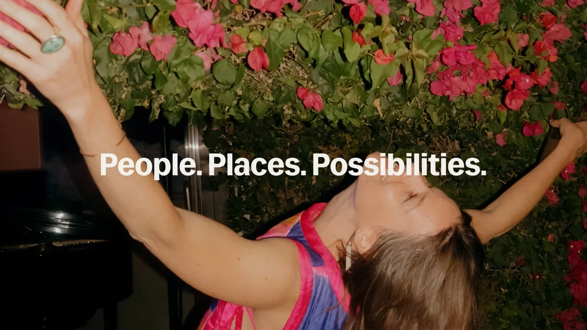 Foto de Lyft: mujer estirando bajo la luz del sol, «People. Places. Possibilities.»
