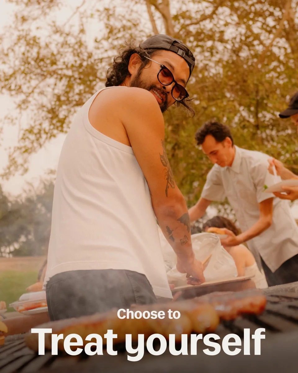 Anuncio fotográfico de Lyft: «Treat yourself» con un hombre en la playa