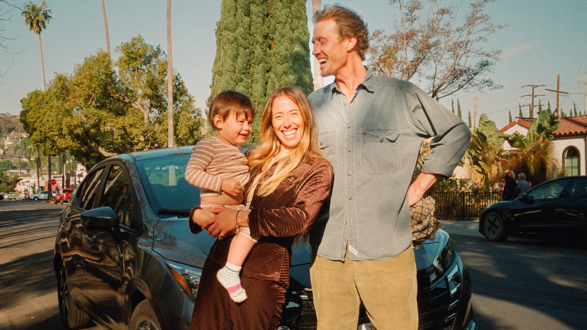 Familia junto a un coche, fotografía de Lyft