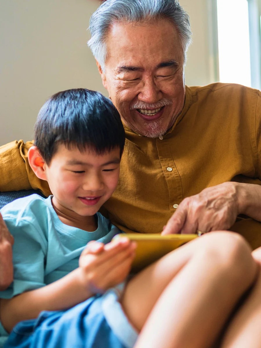 Abuelo y niño mirando juntos una tableta, fotografía de Malwarebytes