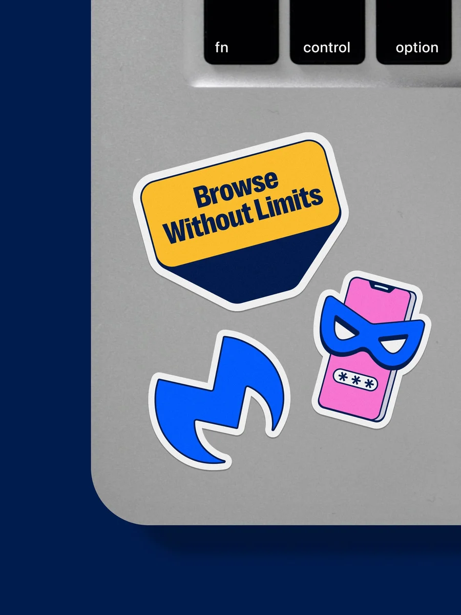 Pegatinas de Malwarebytes en la tapa de un portátil