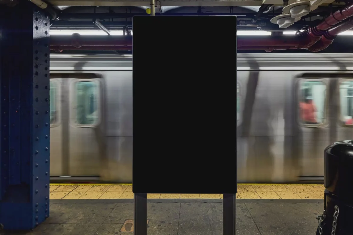 Cartel digital de Malwarebytes en una estación de metro