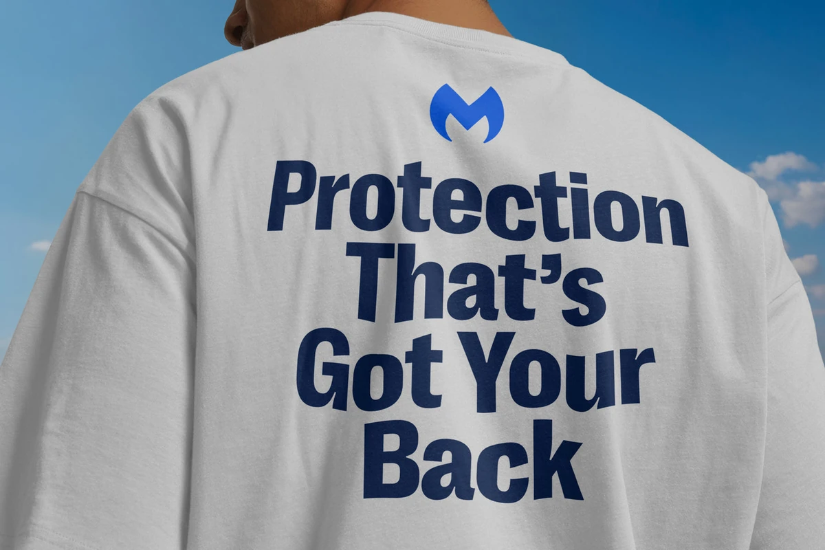 Camiseta con «Protection That's Got Your Back» y la M de Malwarebytes