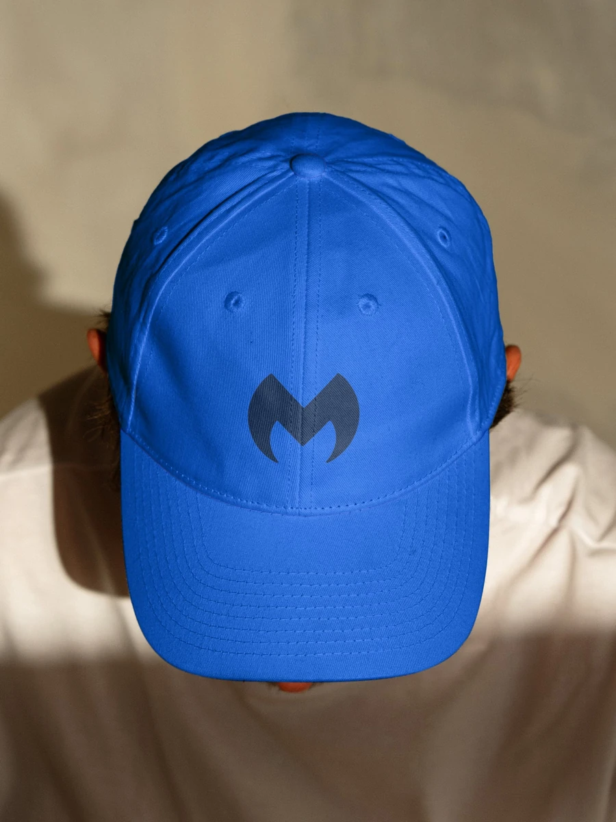 Gorra azul con la M de Malwarebytes