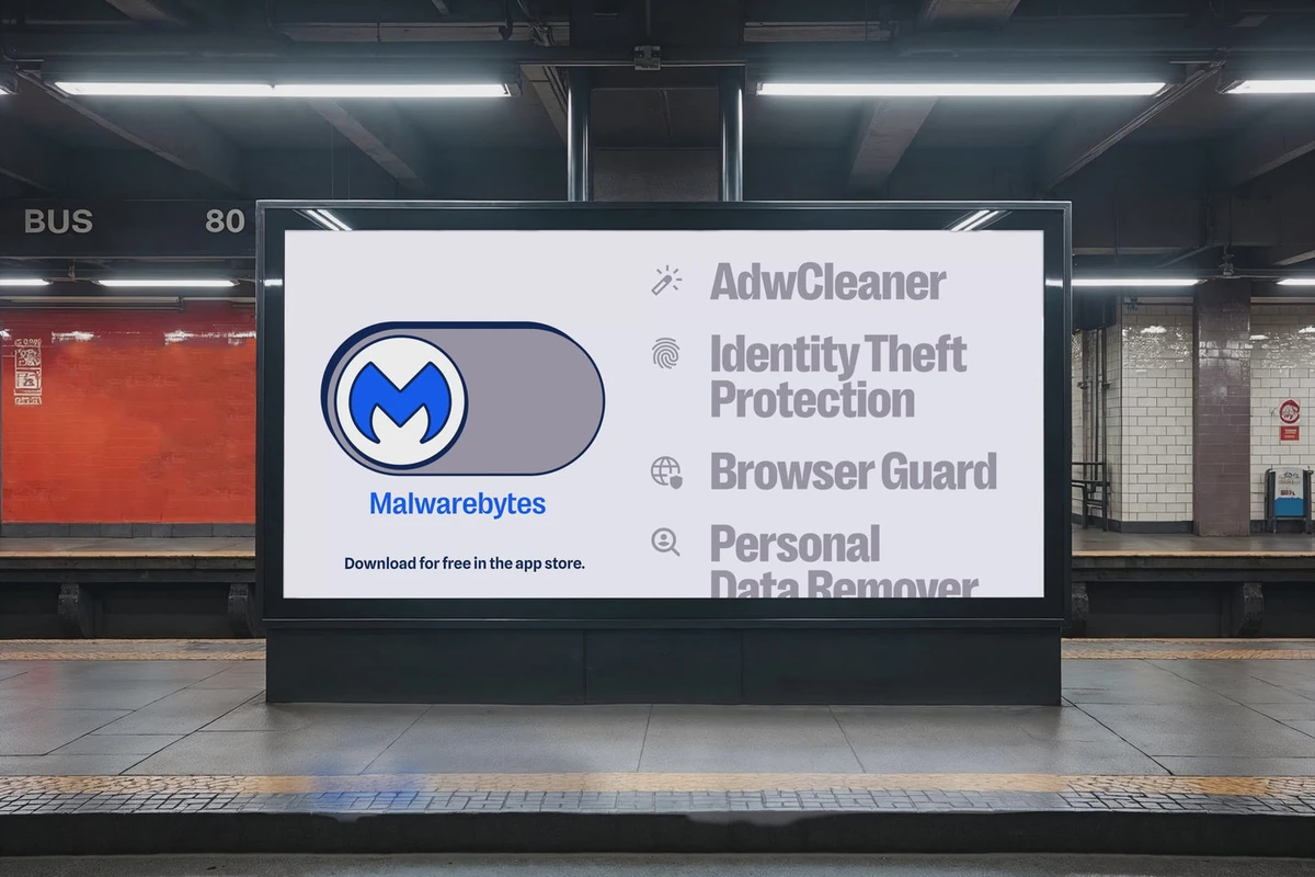 Cartel de producto de Malwarebytes en una estación de metro