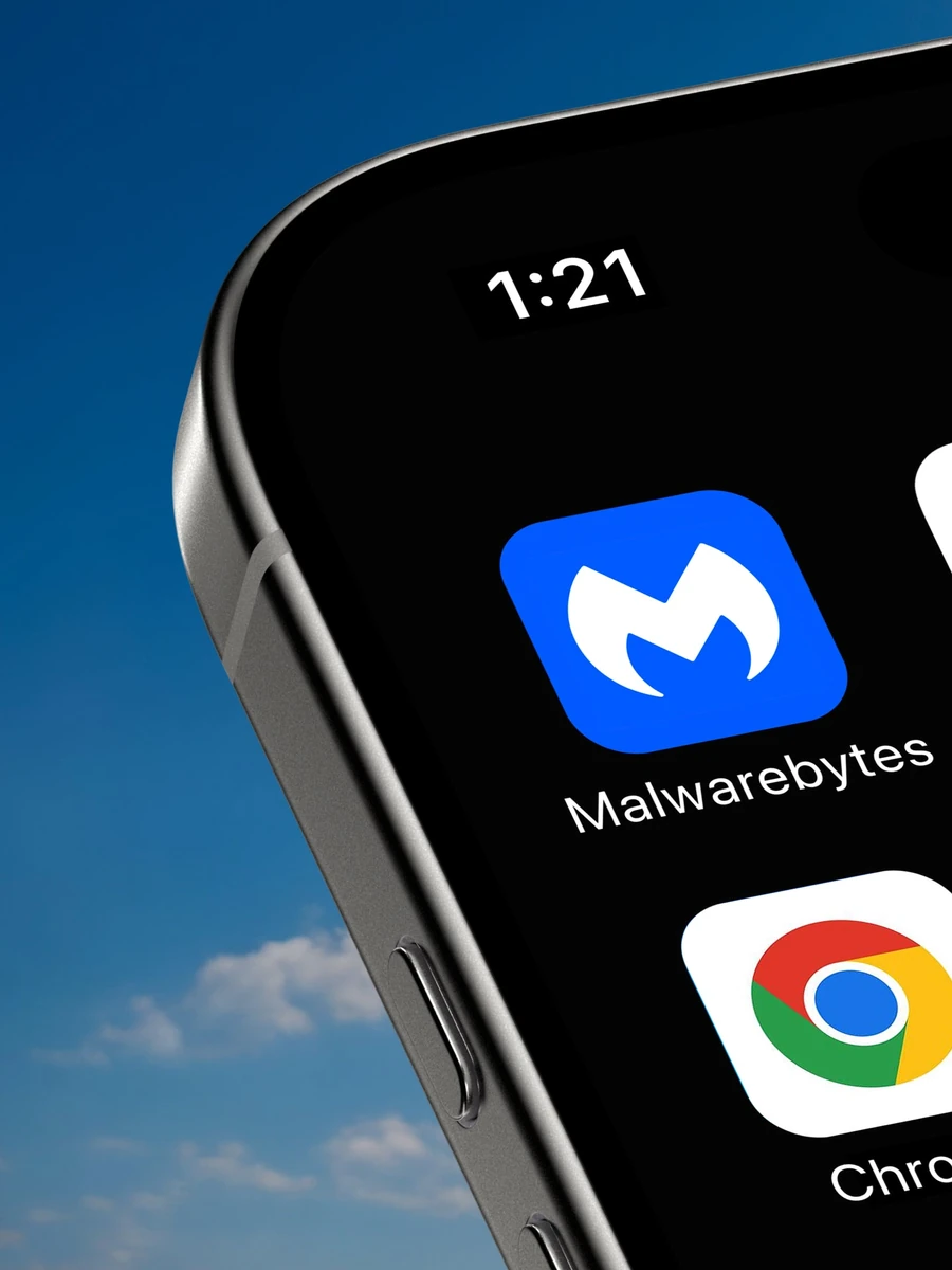 Pantalla de inicio de un teléfono con el icono de la app de Malwarebytes